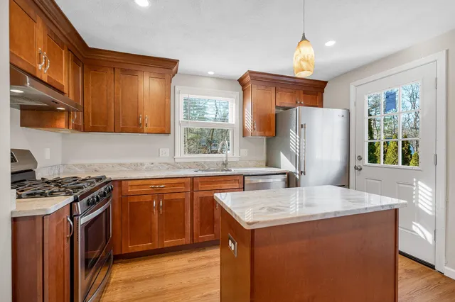 $638,000 | 25 Robinhood Road, Nashua, NH 03062