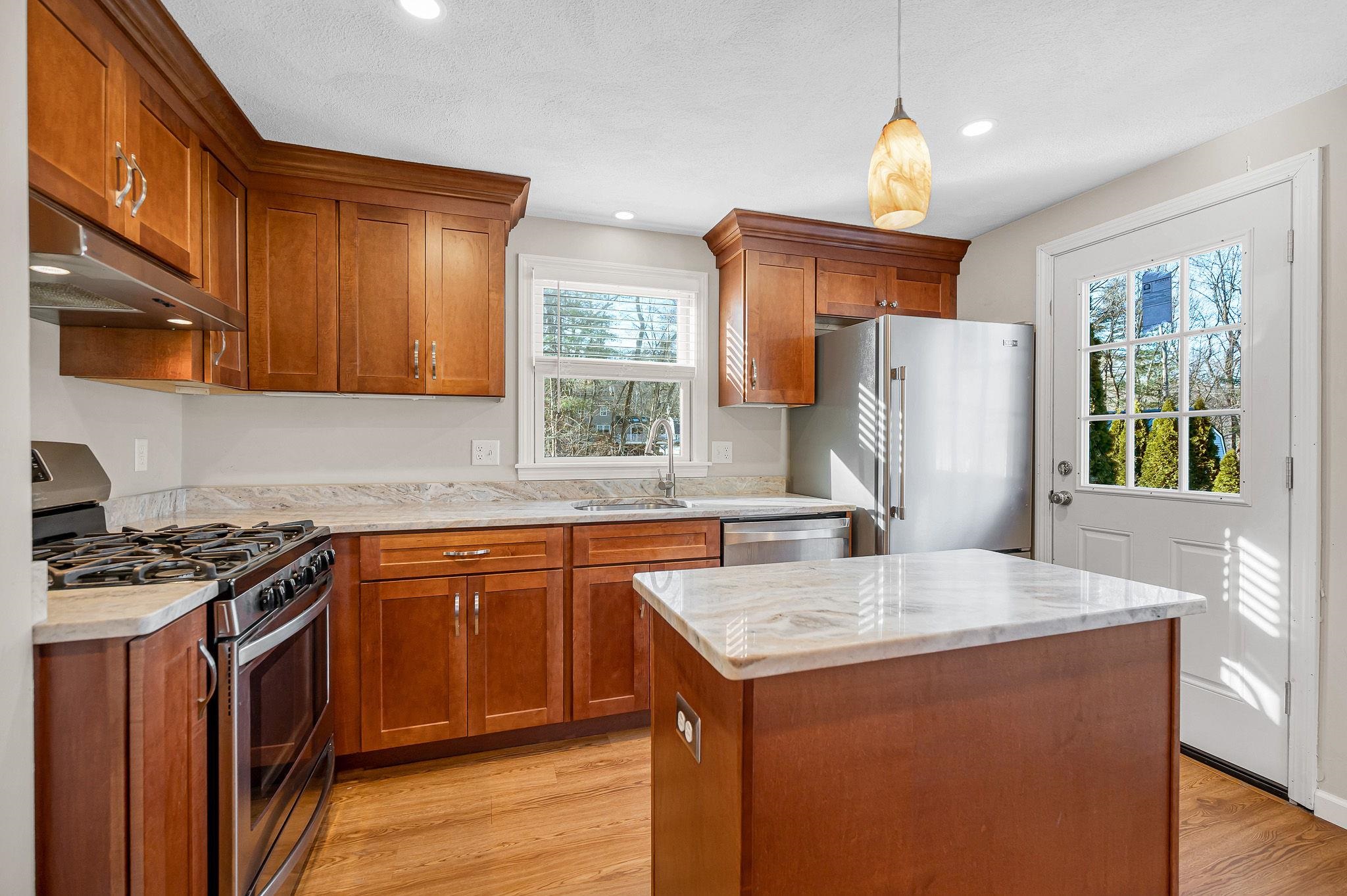 25 Robinhood Road Nashua, NH 03062 - Photo 9 of 46