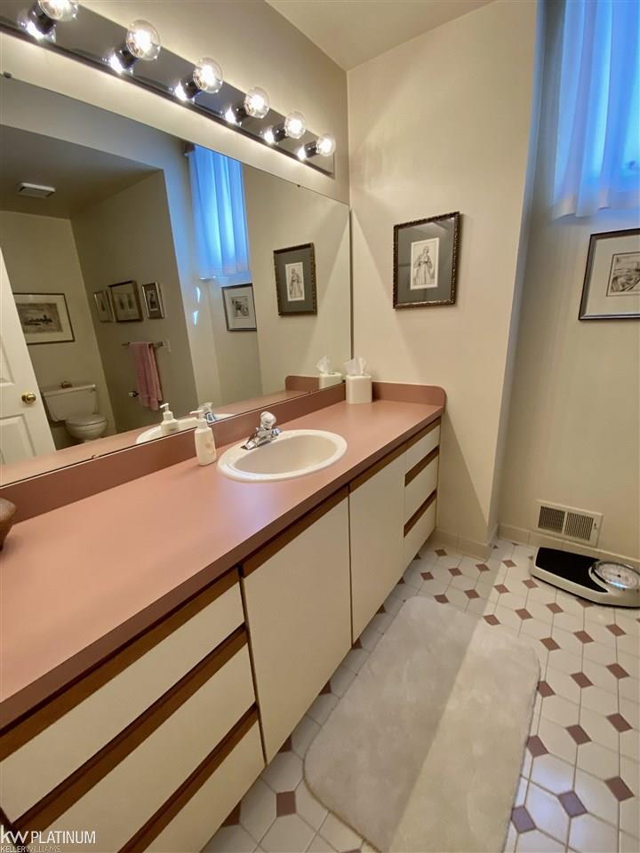 1396 Otter Drive Rochester Hills, MI 48306 - Photo 18 of 27