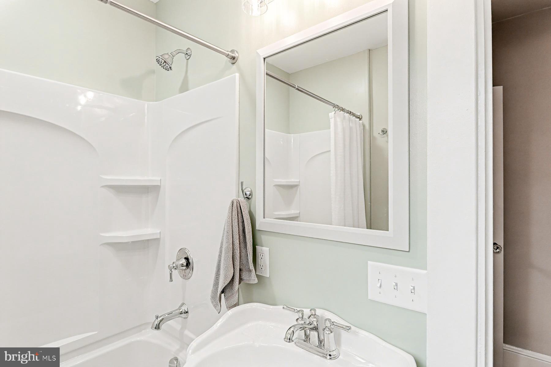 16 West Liberty Street Lancaster, PA 17603 - Photo 33 of 55 a bathroom with a sink a mirror and a bathtub