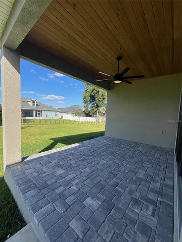 a view of a back yard