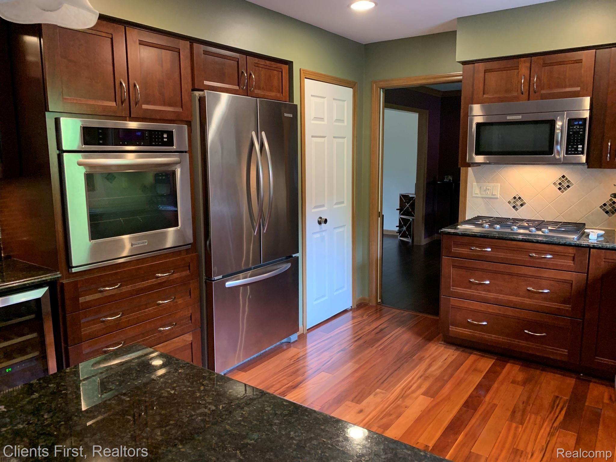 31231 Country Ridge Circle Farmington, MI 48331 - Photo 33 of 73 IMG_1729.JPEG