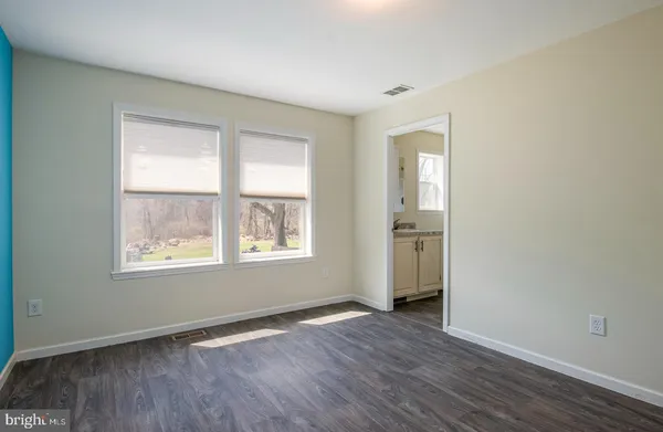 a view of a yard with a house