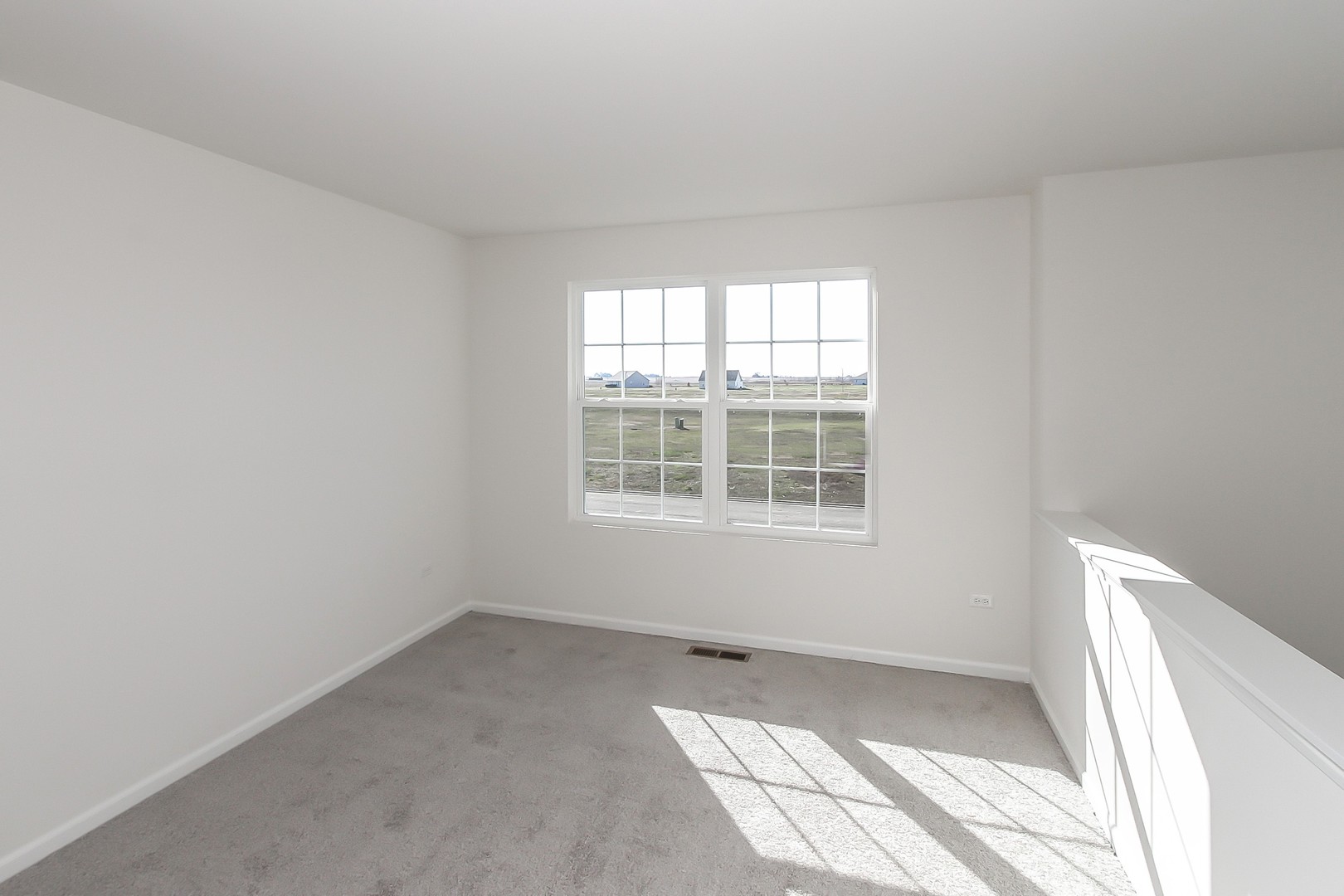 440 Collingwood Road South Elgin, IL 60177 - Photo 19 of 32 an empty room with a window