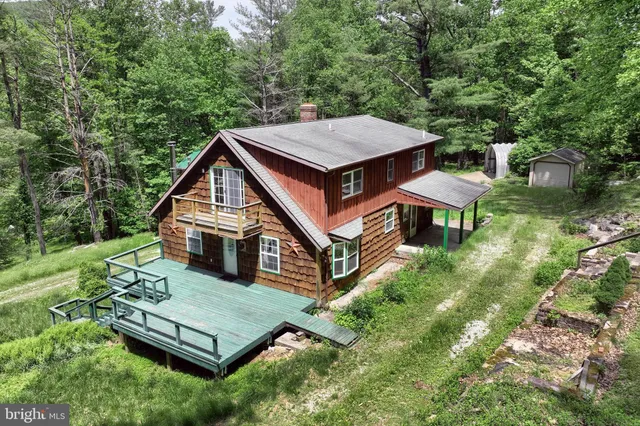 a view of a house with yard and plants
