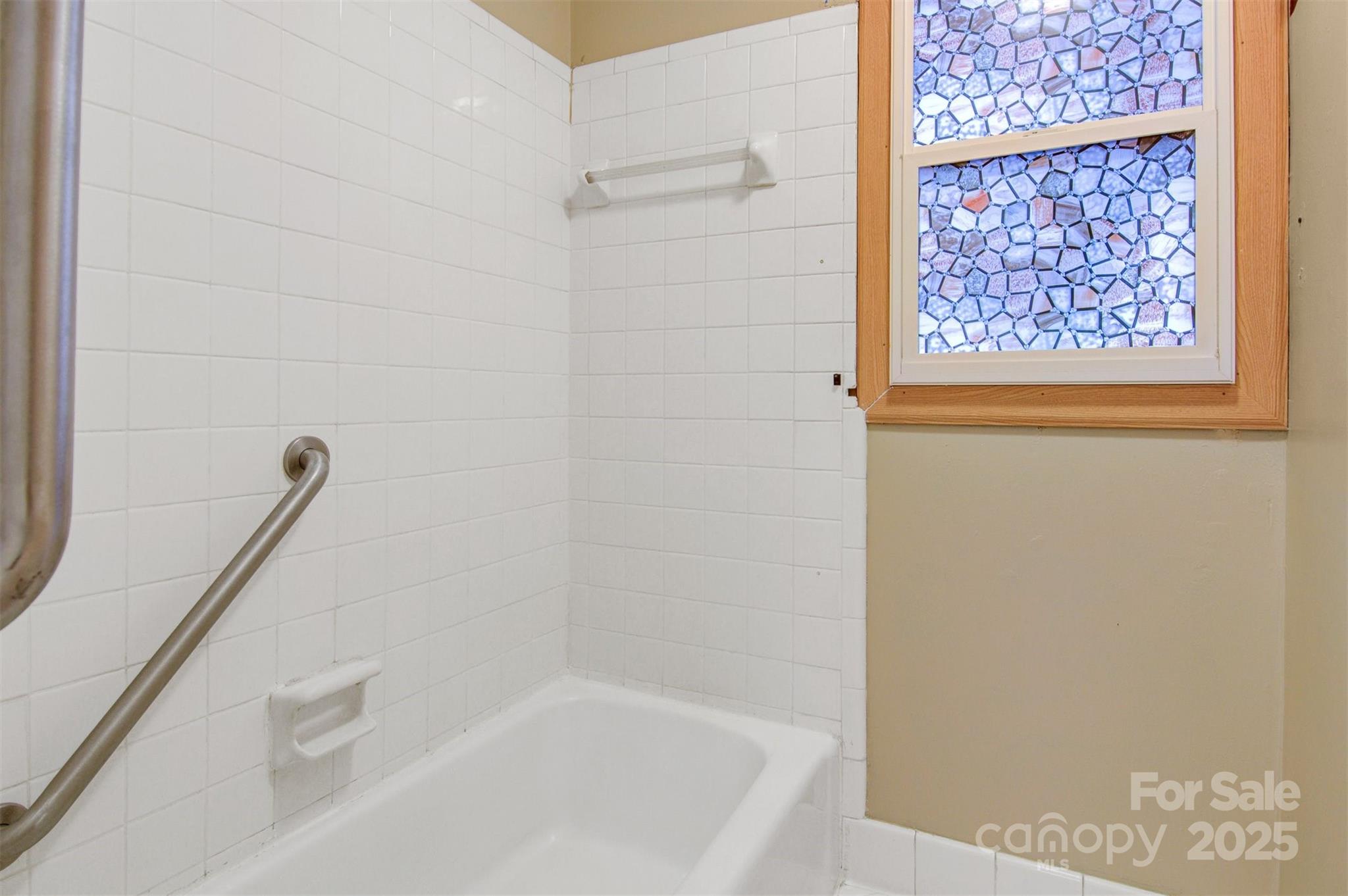 1405 8th Avenue Northwest Conover, NC 28613 - Photo 32 of 41 a bathroom with a bathtub