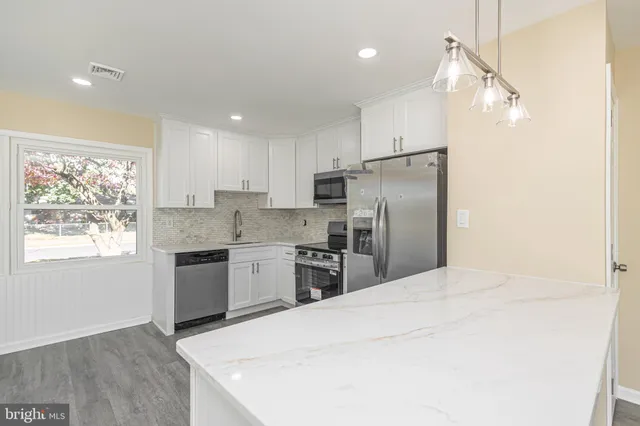 $466,500 | 20 Serpentine Lane, Levittown, PA 19055