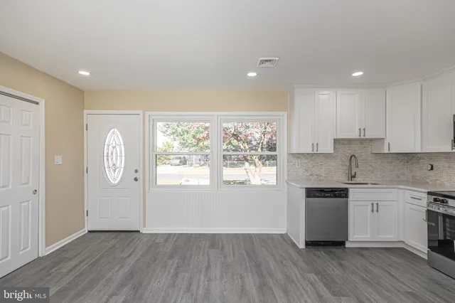 $466,500 | 20 Serpentine Lane, Levittown, PA 19055