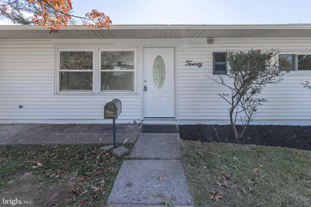 $466,500 | 20 Serpentine Lane, Levittown, PA 19055