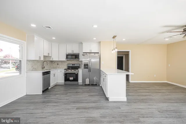 $466,500 | 20 Serpentine Lane, Levittown, PA 19055