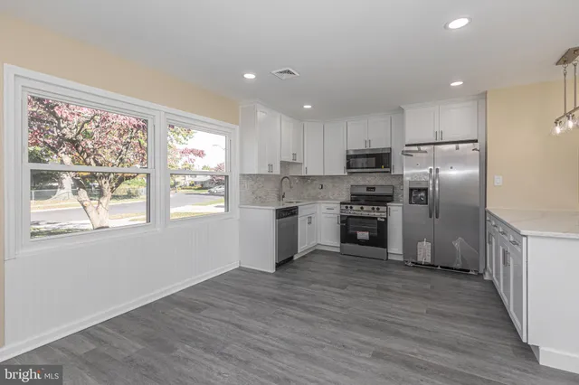 $466,500 | 20 Serpentine Lane, Levittown, PA 19055