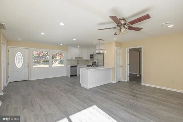 $466,500 | 20 Serpentine Lane, Levittown, PA 19055