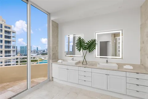 $5,495,000 | 808 Brickell Key Drive, Unit 3901, Miami, FL 33131