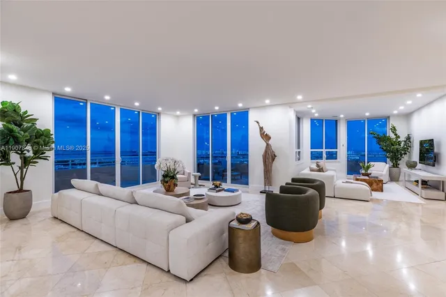 $5,495,000 | 808 Brickell Key Drive, Unit 3901, Miami, FL 33131