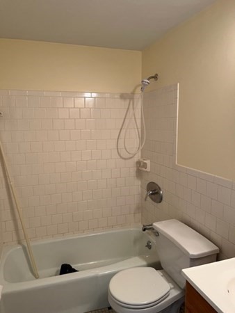 202 Swanson Road, Unit 521 Boxborough, MA 01719 - Photo 9 of 16 a bathroom with a toilet and a bath tub