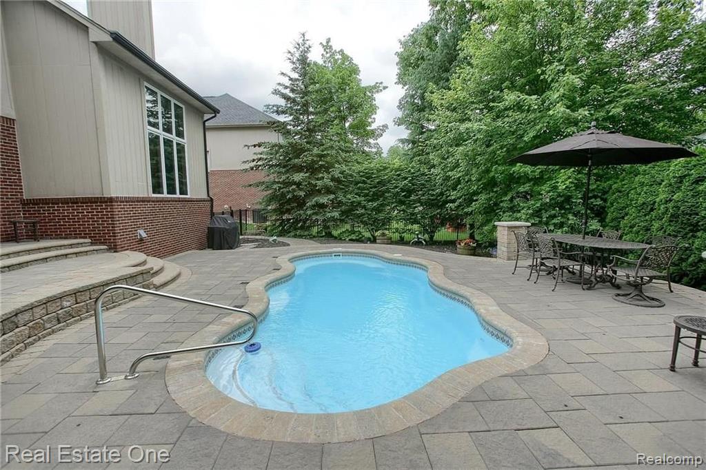 2054 Baron Rochester Hills, MI 48307 - Photo 5 of 32