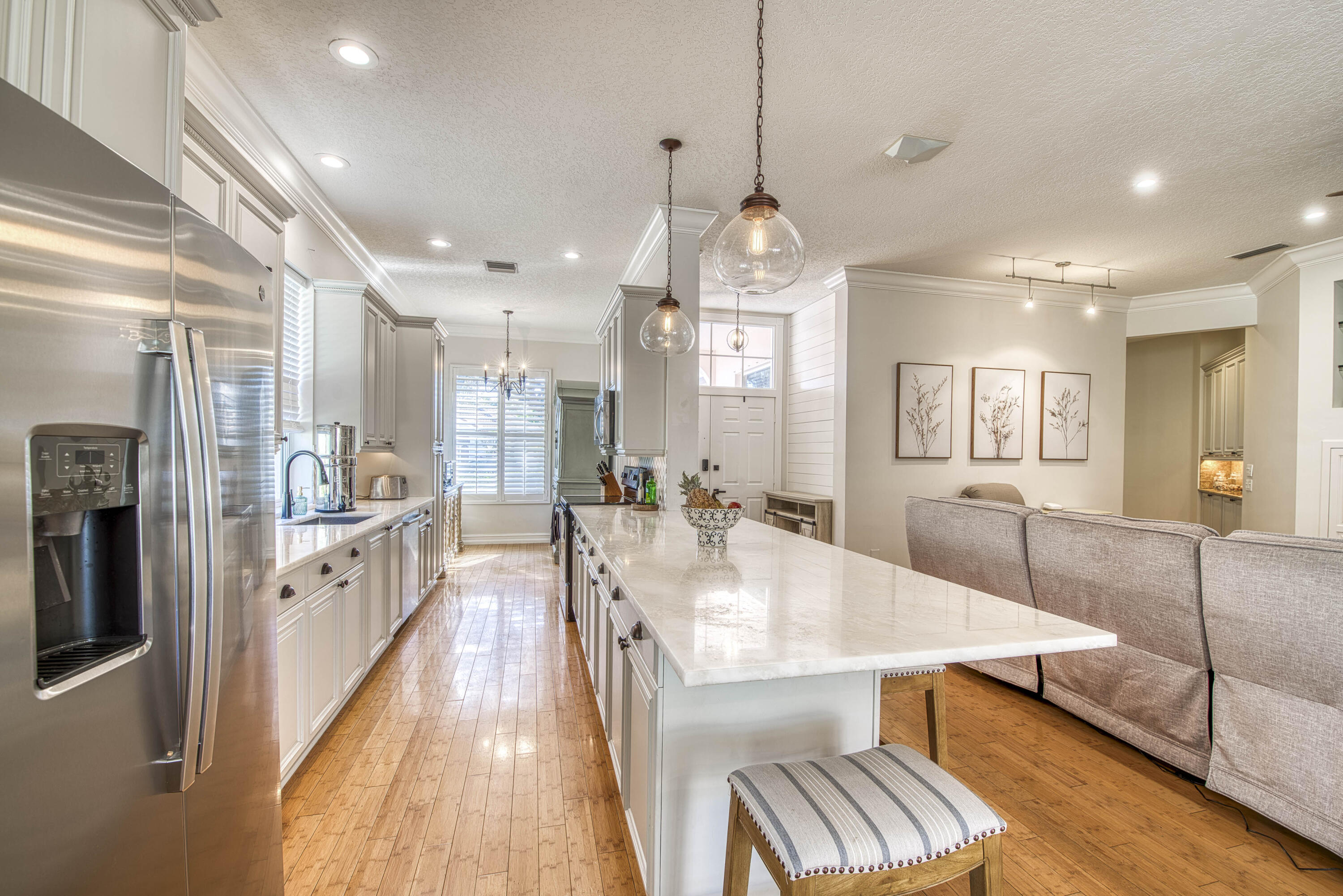 118 East Hampton Way Jupiter, FL 33458 - Photo 11 of 42 a large kitchen with kitchen island a large island in it