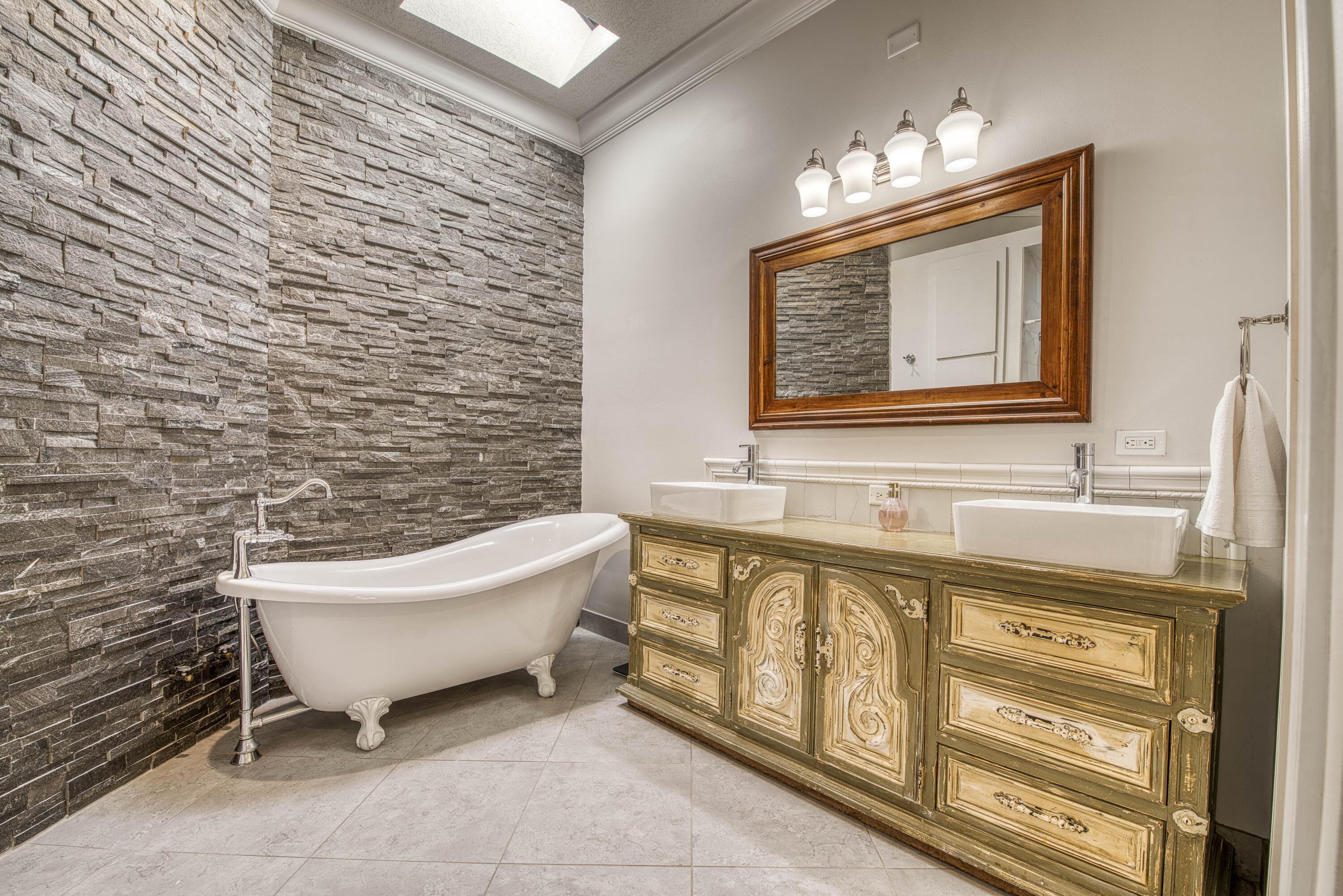 118 East Hampton Way Jupiter, FL 33458 - Photo 24 of 42 a bathroom with a bathtub and a window