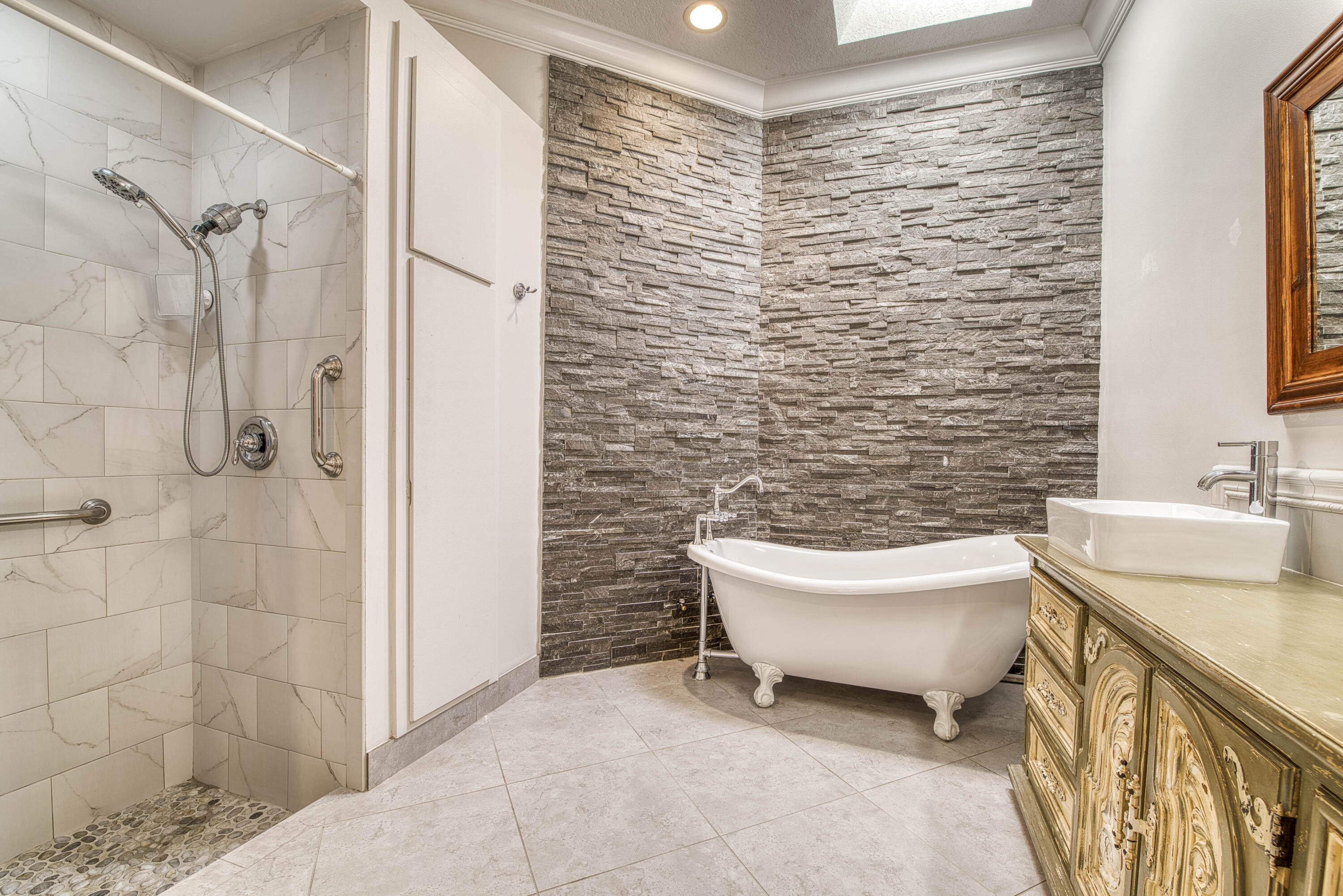 118 East Hampton Way Jupiter, FL 33458 - Photo 26 of 42 a bathroom with a sink a toilet and shower