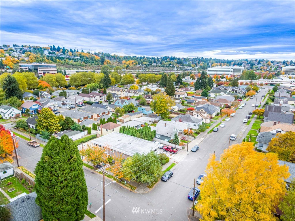 501 South 5th Street Renton, WA 98057 - Photo 5 of 7 an aerial view of residential building and lake