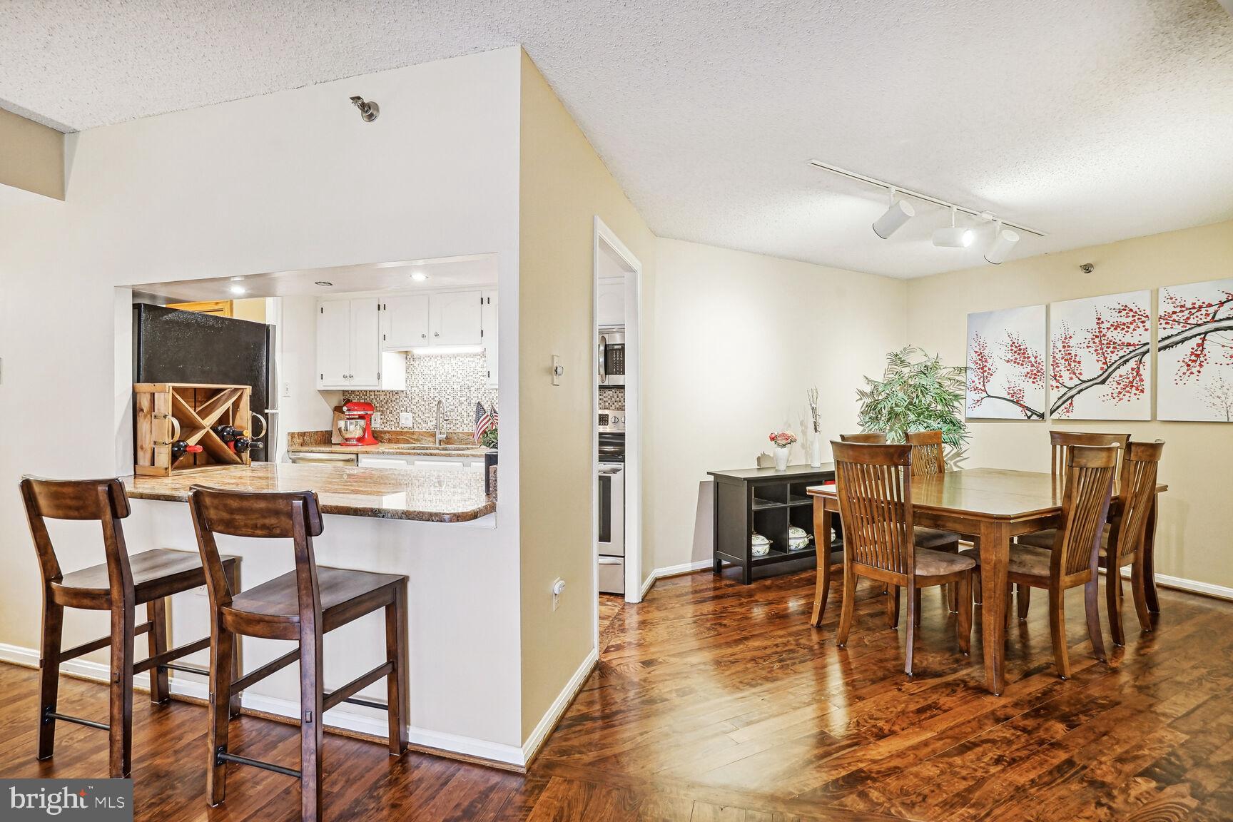 1301 North Courthouse Road, Unit 610 Arlington, VA 22201 - Photo 7 of 38 Dining/Kitchen area