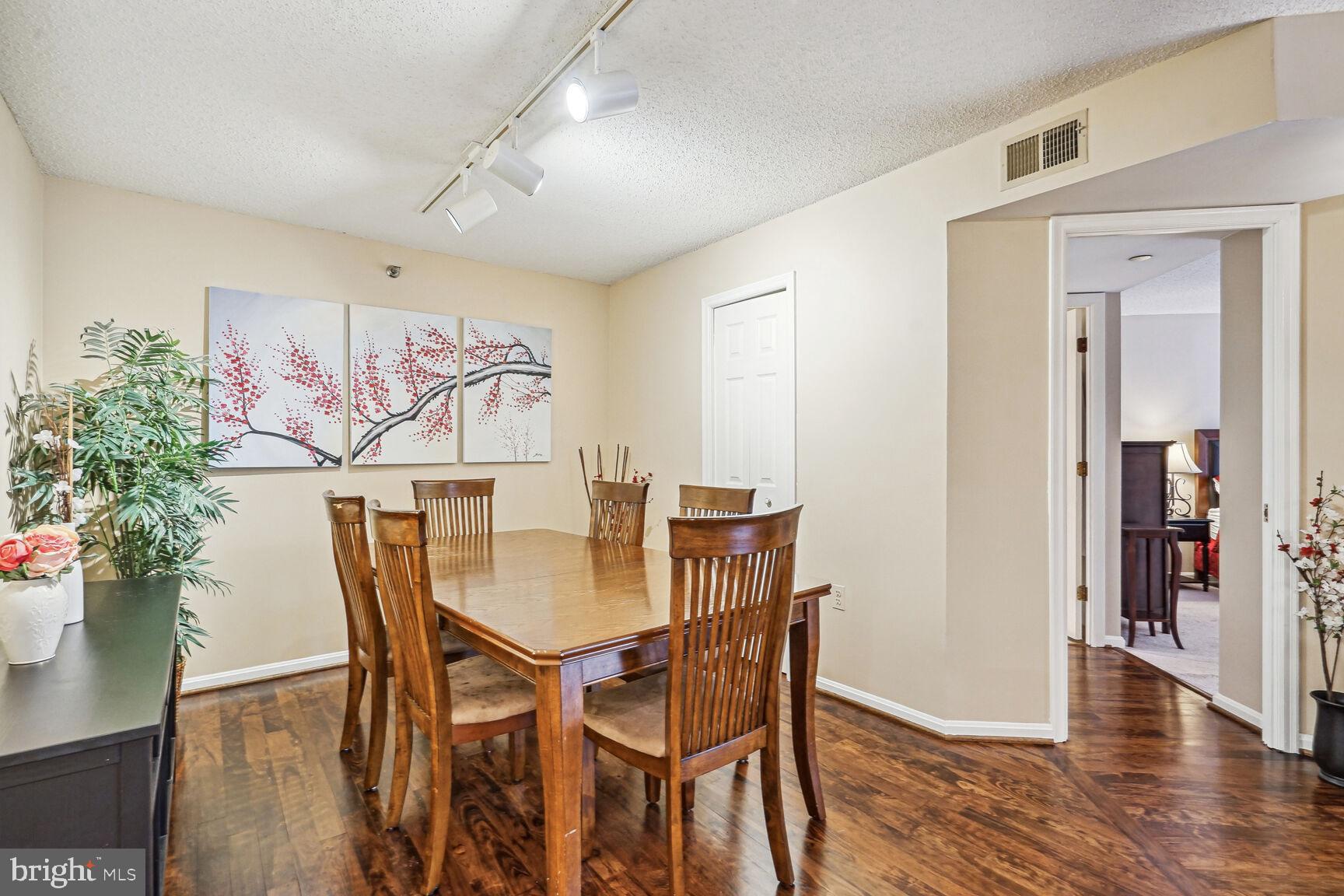 1301 North Courthouse Road, Unit 610 Arlington, VA 22201 - Photo 8 of 38 Dining area