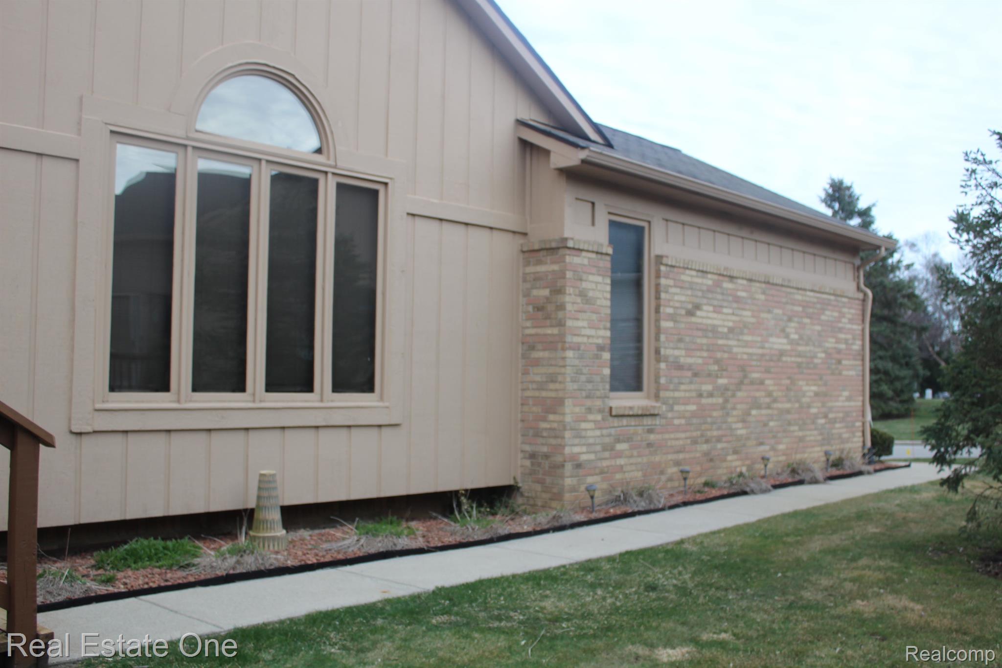 21570 River Ridge Court Farmington, MI 48335 - Photo 3 of 27 Gallery Image 3