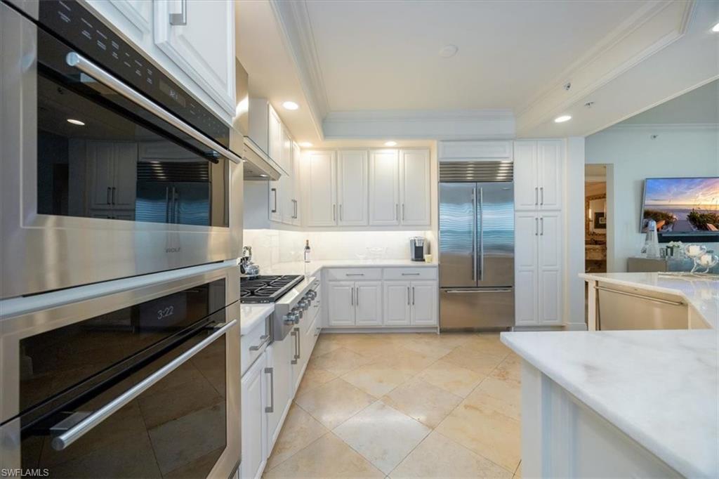 285 Grande Way, Unit 706 Naples, FL 34110 - Photo 9 of 24 a large kitchen with a stove and a sink