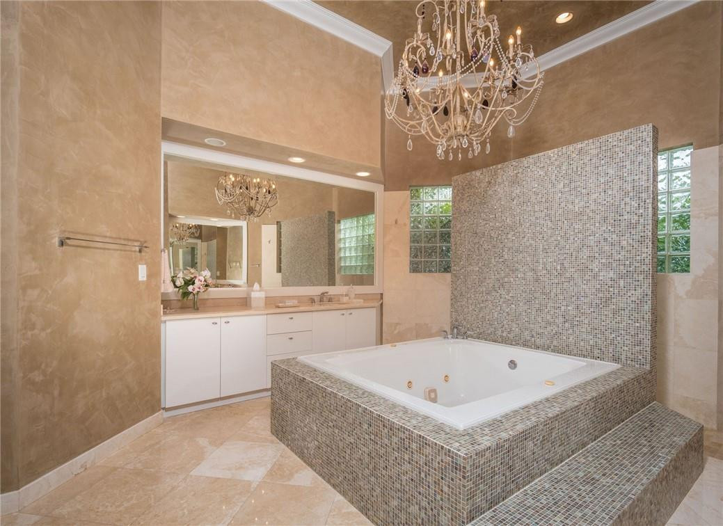 3620 Paddock Road Weston, FL 33331 - Photo 22 of 51 a bathroom with a tub a sink and mirror
