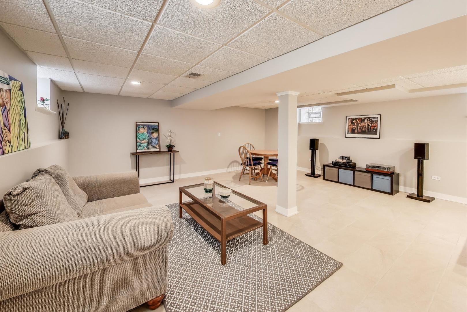 1000 East Lincoln Street Mount Prospect, IL 60056 - Photo 20 of 37 a living room with furniture and white walls