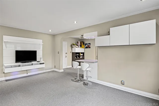 a view of a livingroom with furniture