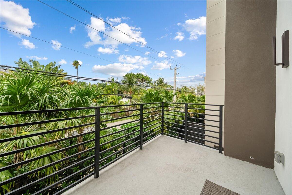 1052 North Victoria Park Road Fort Lauderdale, FL 33304 - Photo 13 of 26 OUTDOOR TERRACE