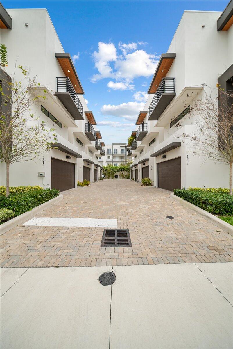 1052 North Victoria Park Road Fort Lauderdale, FL 33304 - Photo 4 of 26 DRIVEWAY