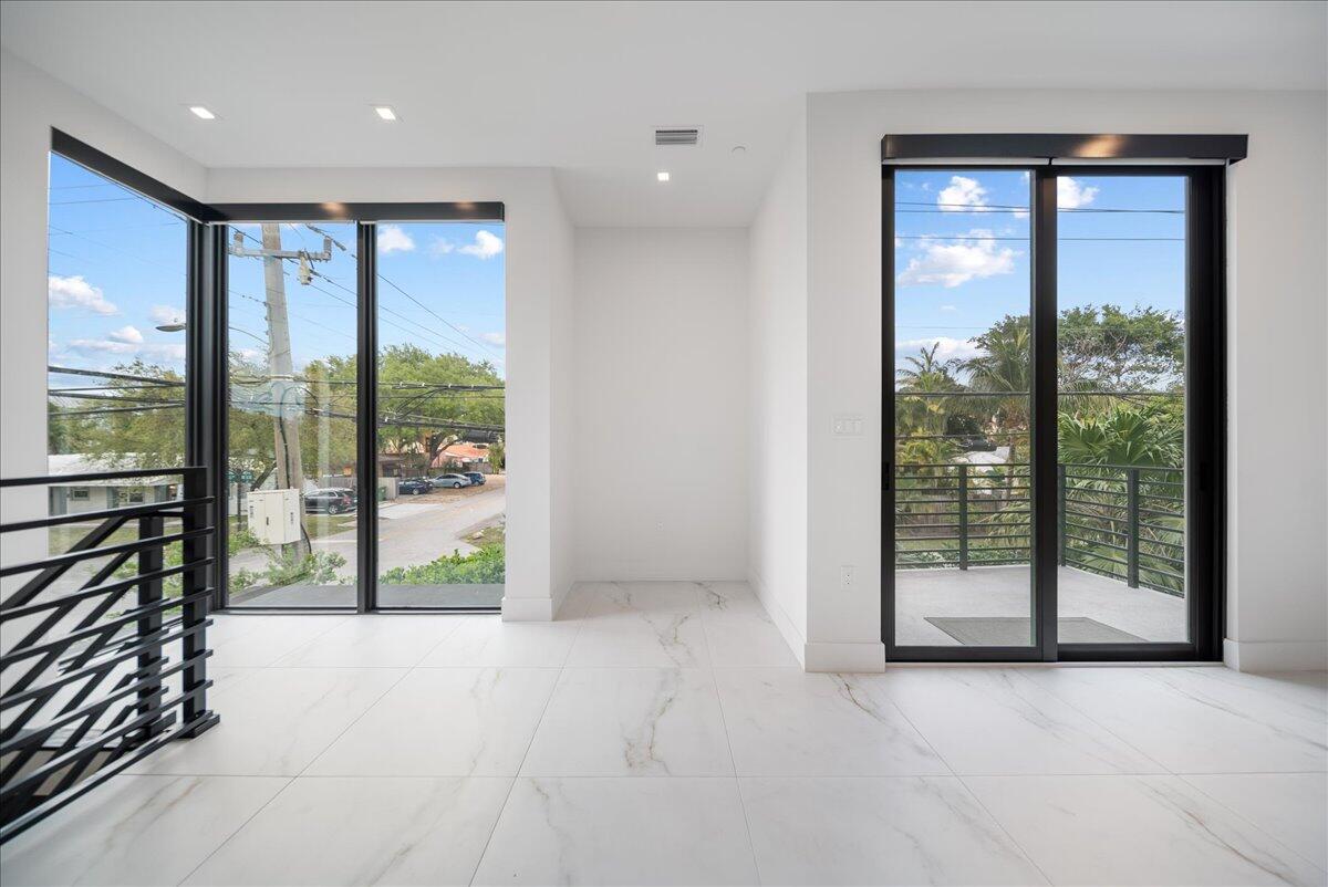 1052 North Victoria Park Road Fort Lauderdale, FL 33304 - Photo 10 of 26 2ND FLOOR WINDOWS