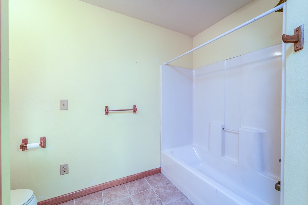 932 Lance Road Murphy, NC 28906 - Photo 19 of 42 a bathroom with a bathtub
