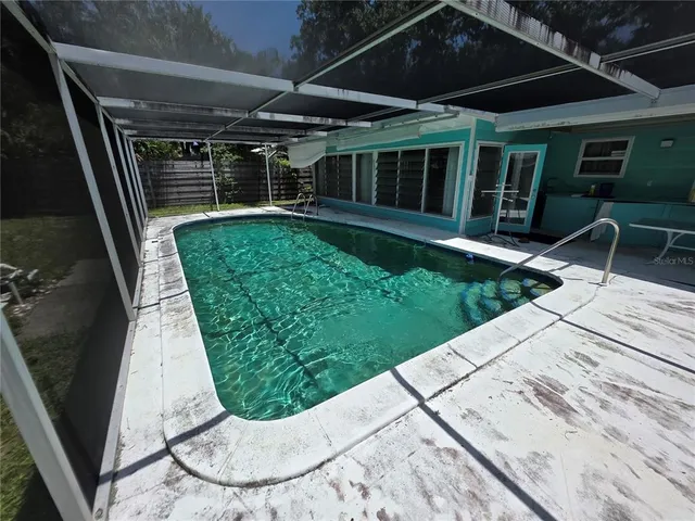 a view of a backyard