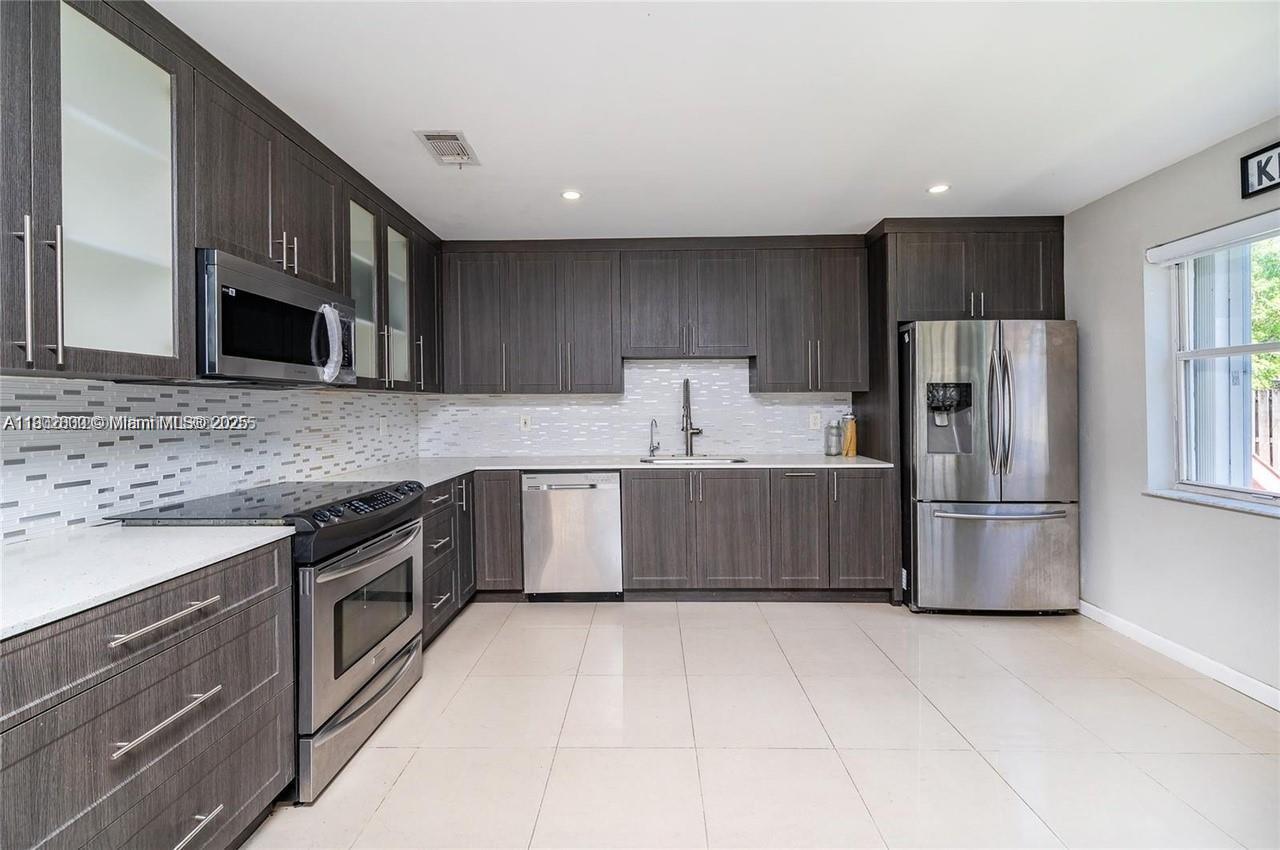 21023 Southwest 85th Passage Cutler Bay, FL 33189 - Photo 5 of 28