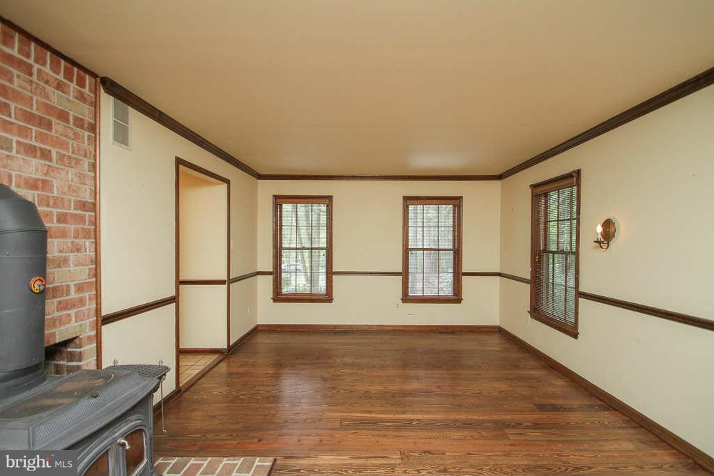 10162 Wesley Chapel Road Marshall, VA 20115 - Photo 17 of 30 Living Room