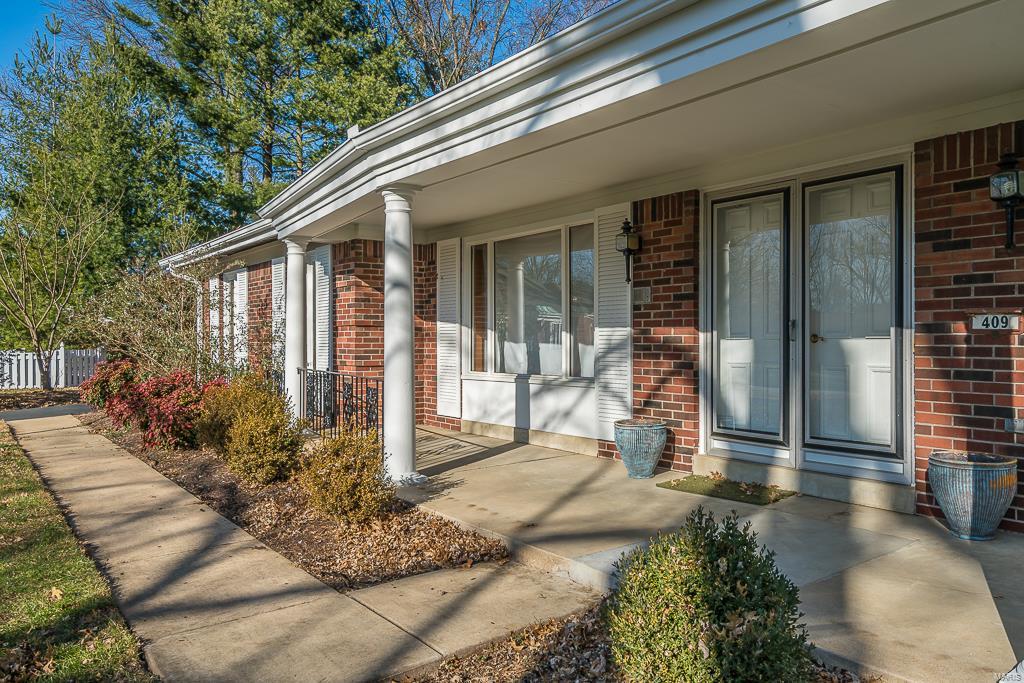 409 Spring Valley Court Chesterfield, MO 63017 - Photo 4 of 79