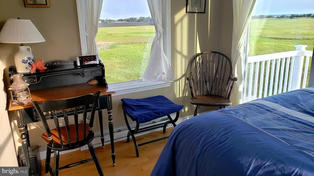 a black and white photo of a living room