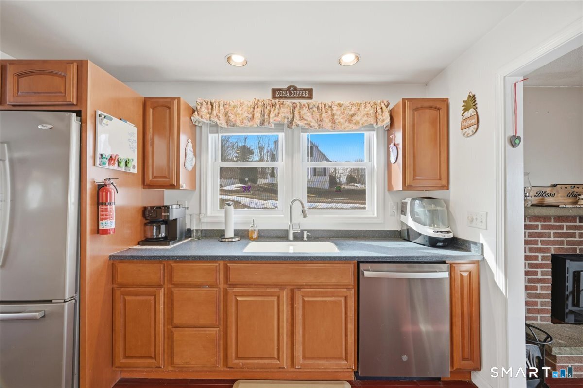40 Kenyon Road Waterford, CT 06385 - Photo 11 of 39