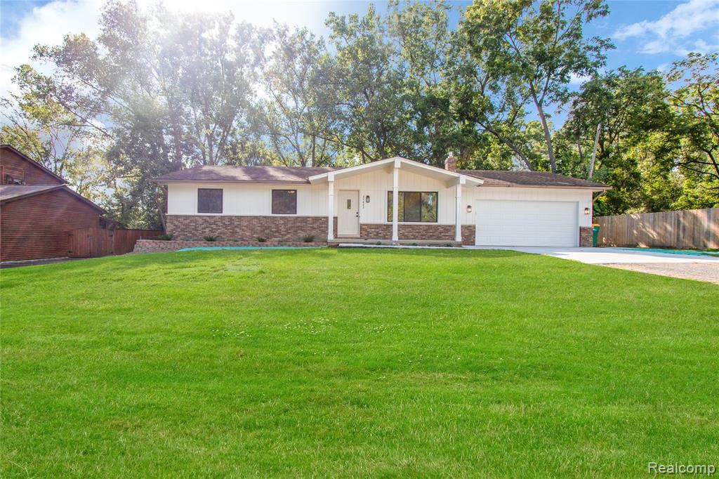 21423 Gill Road Farmington Hills, MI 48335 - Photo 3 of 32