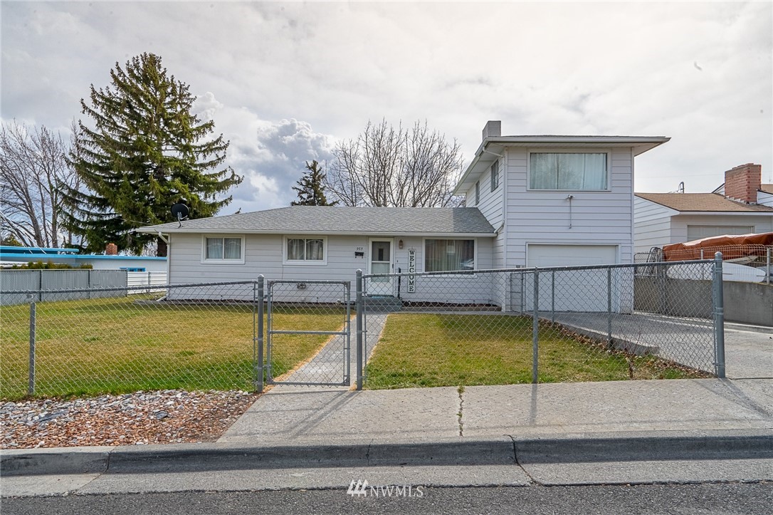 353 Maringo Road Ephrata, WA 98823 - Photo 2 of 20 a view of a house with swimming pool