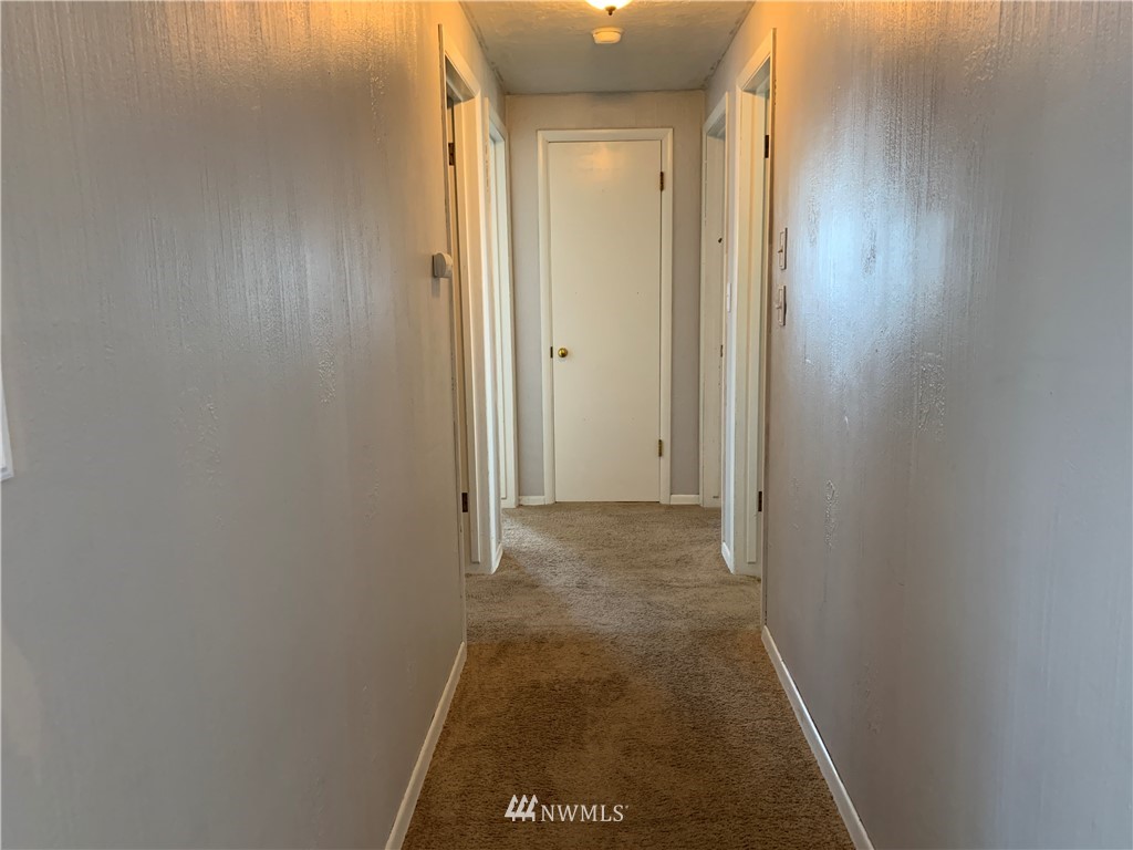353 Maringo Road Ephrata, WA 98823 - Photo 15 of 20 a view of a hallway