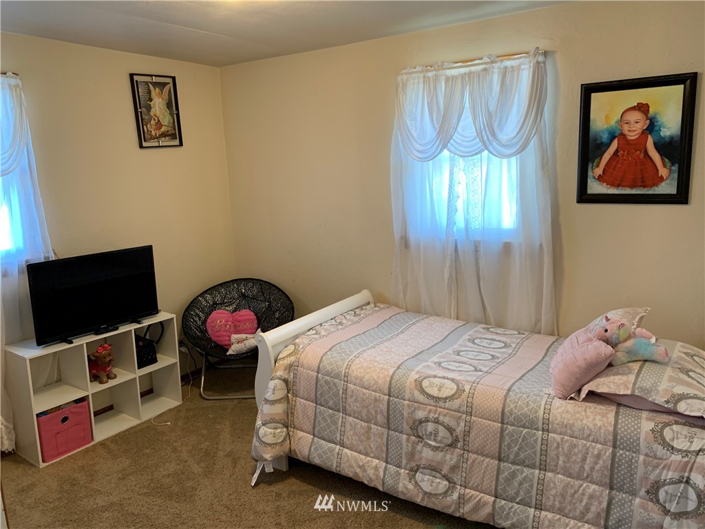 353 Maringo Road Ephrata, WA 98823 - Photo 16 of 20 a bedroom with a bed and a television