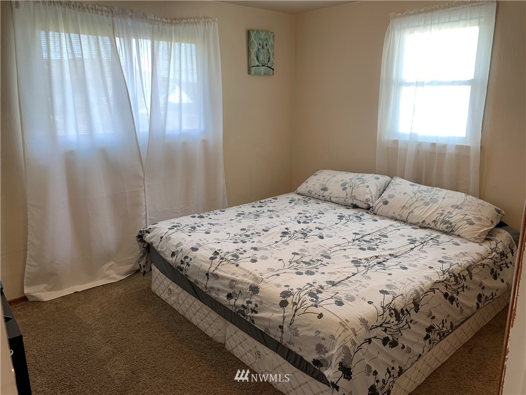 353 Maringo Road Ephrata, WA 98823 - Photo 17 of 20 a bed sitting in a bedroom next to a window