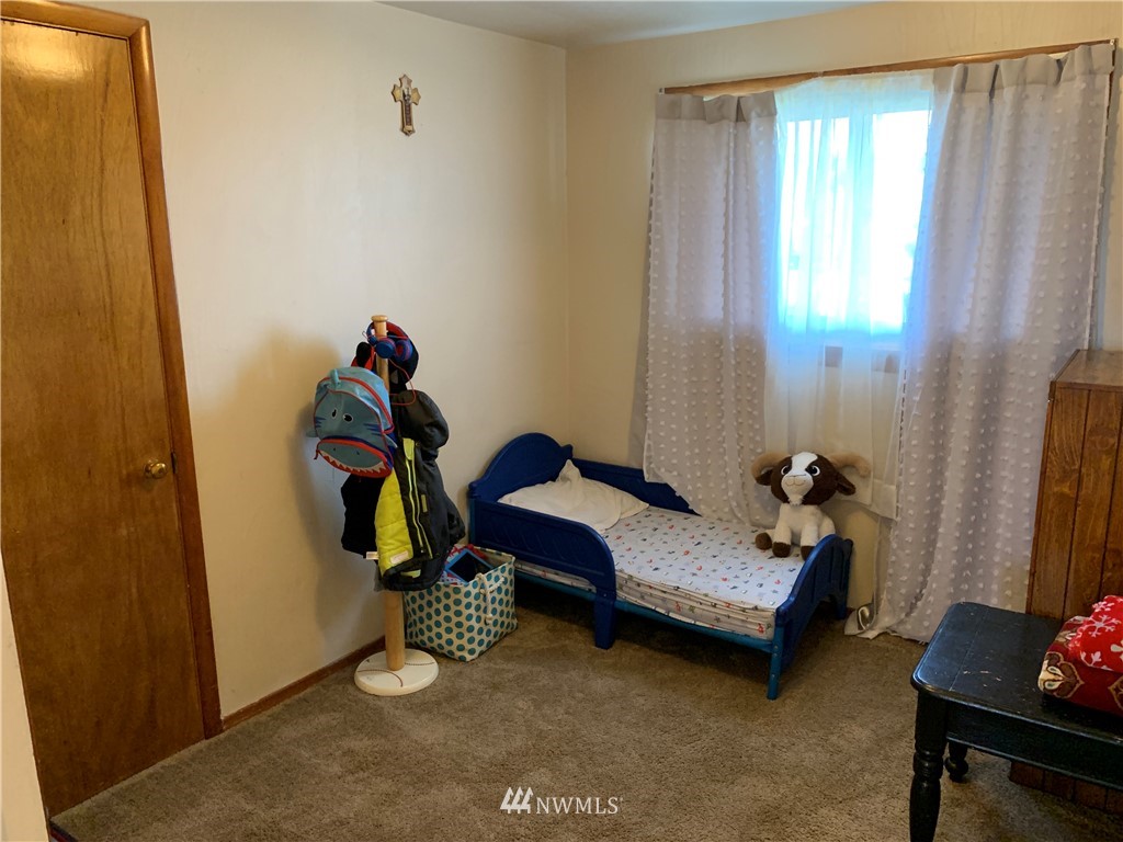353 Maringo Road Ephrata, WA 98823 - Photo 18 of 20 a bedroom with bed and a window