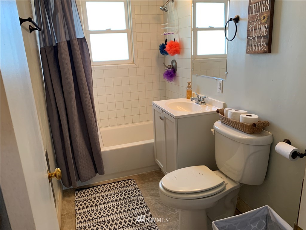 353 Maringo Road Ephrata, WA 98823 - Photo 19 of 20 a bathroom with a sink and a toilet