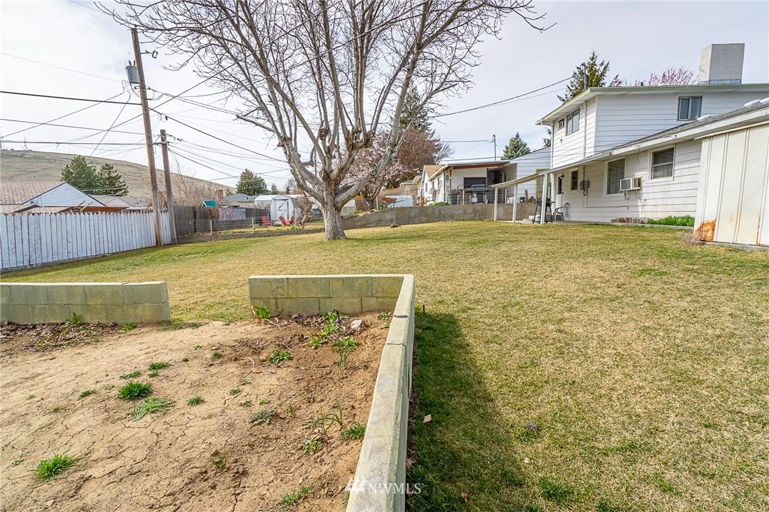 353 Maringo Road Ephrata, WA 98823 - Photo 5 of 20 a view of a house with a yard