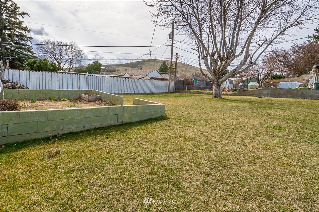 353 Maringo Road Ephrata, WA 98823 - Photo 6 of 20 a view of a yard with swimming pool